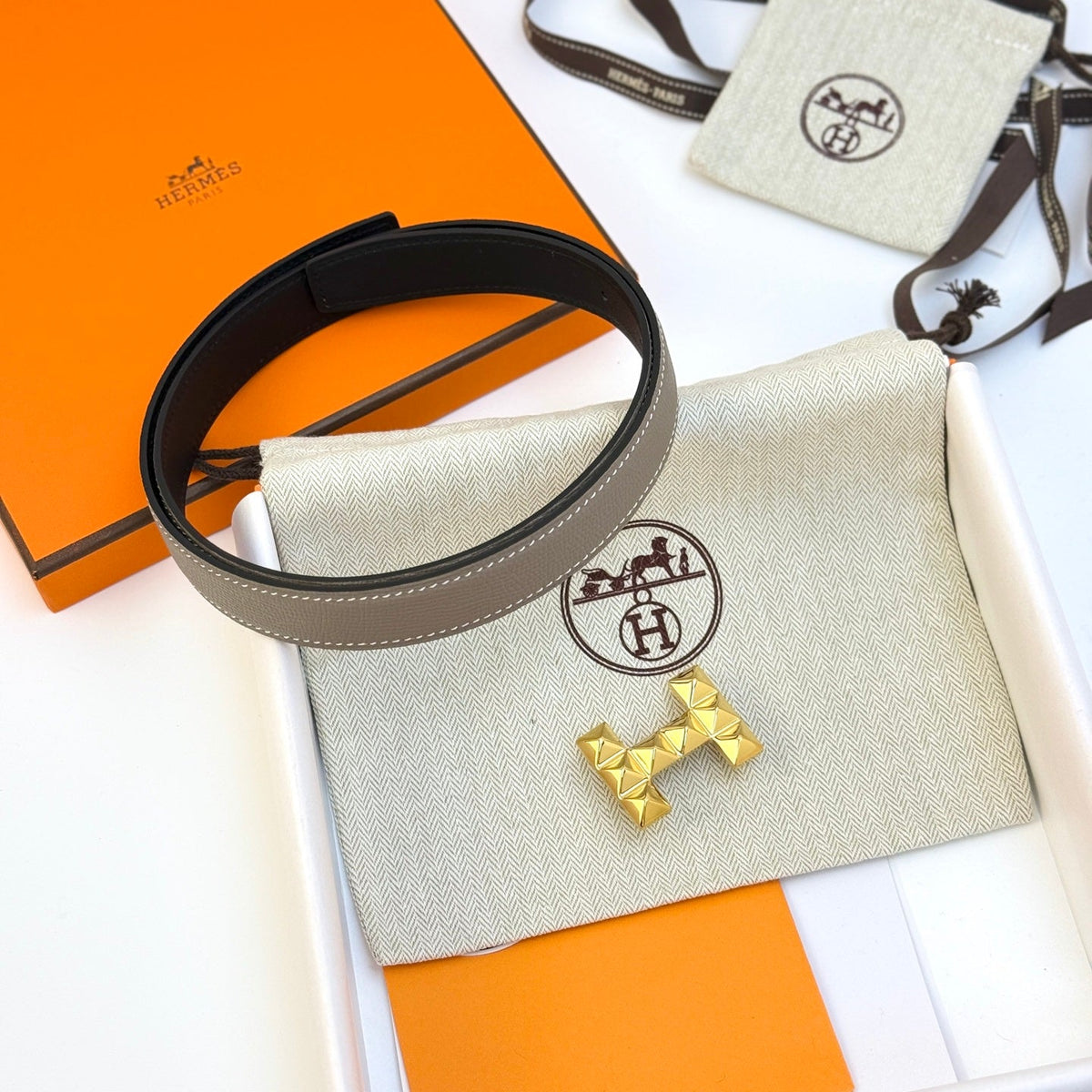 HELENE INFINI WENDBARER LEDERGÜRTEL — GRAUES EPSOM (GOLD-BESCHLÄGE, 24 MM)