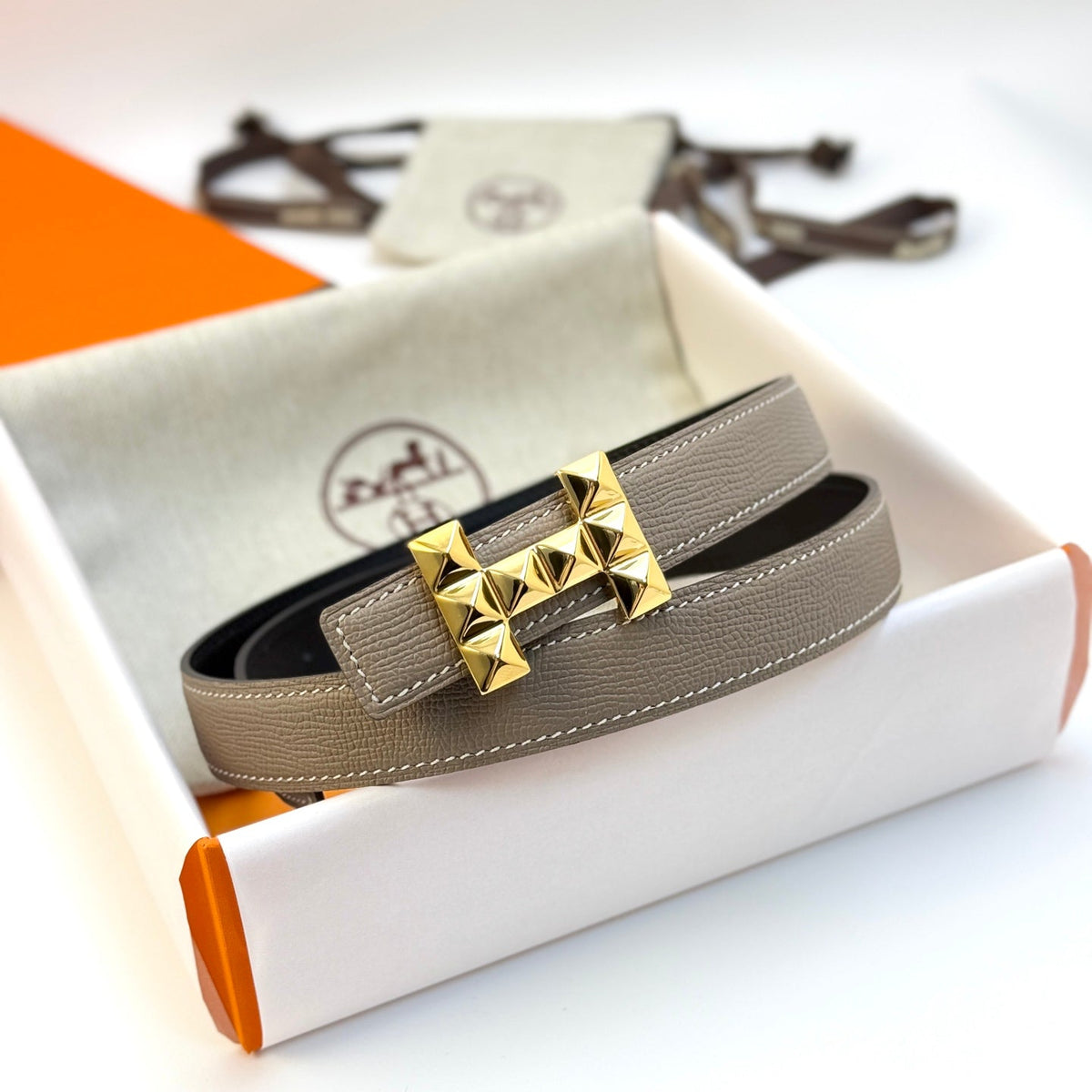 HELENE INFINI WENDBARER LEDERGÜRTEL — GRAUES EPSOM (GOLD-BESCHLÄGE, 24 MM)