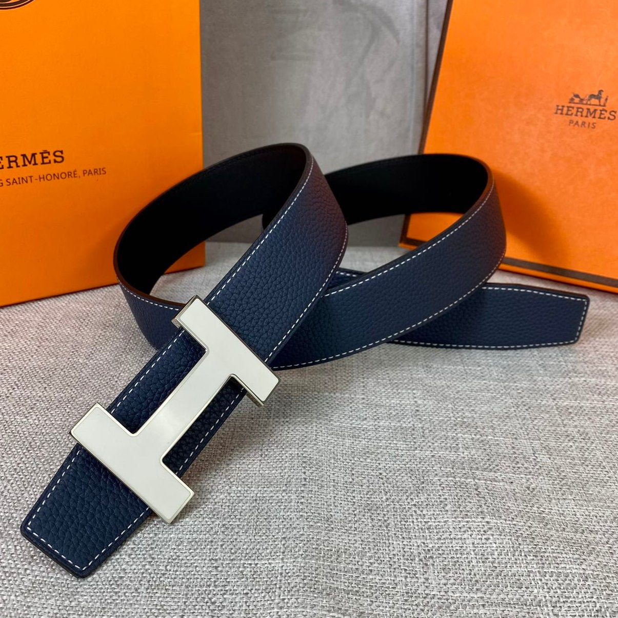 HELENE CONSTANCE WENDBARER LEDERGÜRTEL — MARINEBLAU (SILBERNE BESCHLÄGE, 38 MM)