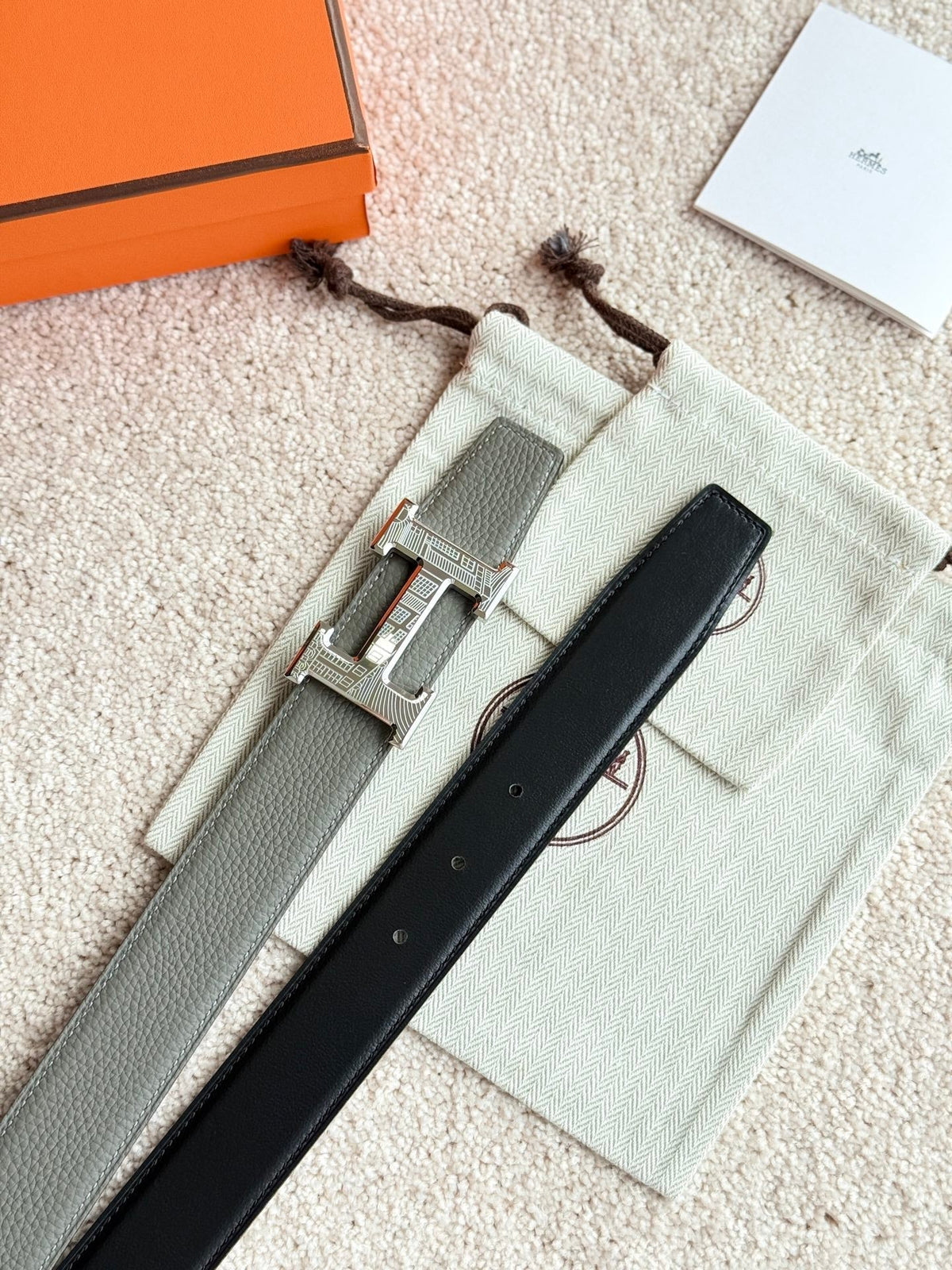 HELENE H FAUBOURG LEDERGÜRTEL — GRAU GRÜN (SILBERNE BESCHLÄGE, 32 MM)