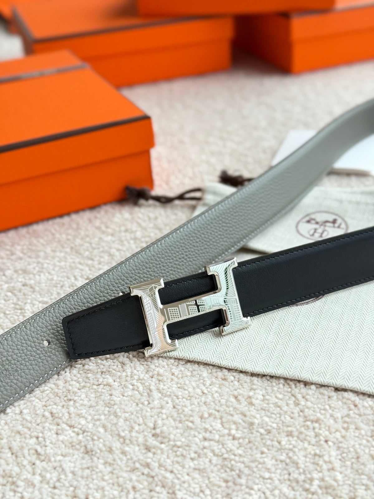 HELENE H FAUBOURG LEDERGÜRTEL — GRAU GRÜN (SILBERNE BESCHLÄGE, 32 MM)