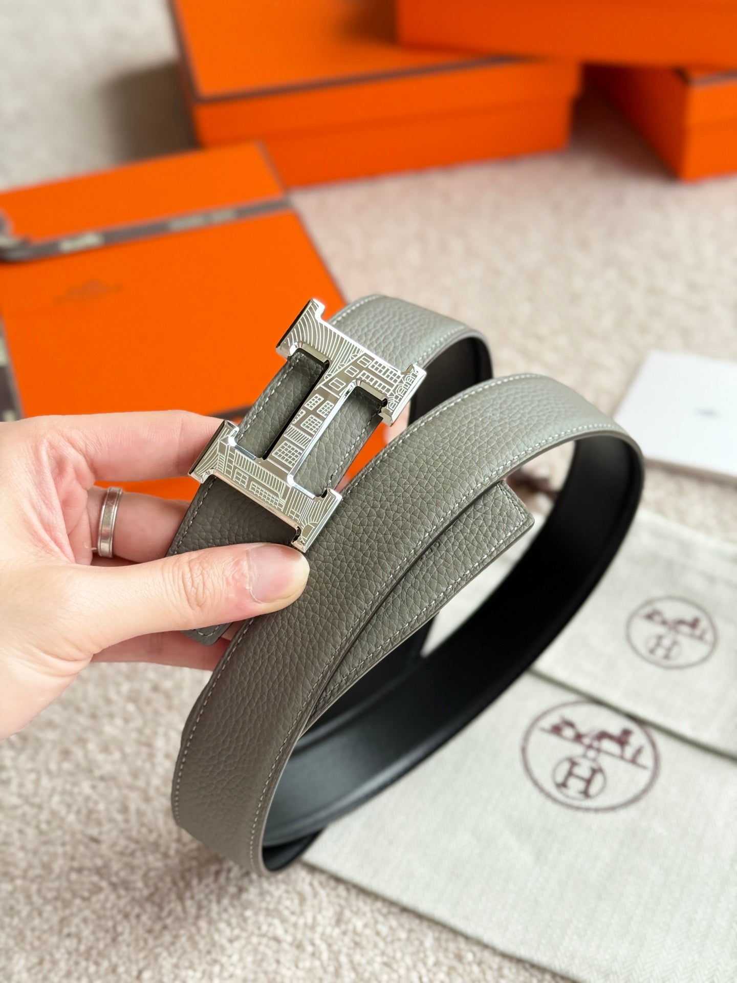 HELENE H FAUBOURG LEDERGÜRTEL — GRAU GRÜN (SILBERNE BESCHLÄGE, 32 MM)