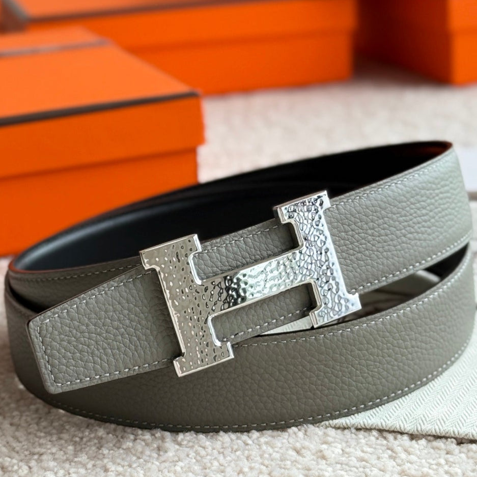 HELENE H GUILLOCHÉ LEDERGÜRTEL — GRAUGRÜN (SILBERNE BESCHLÄGE, 32 MM)