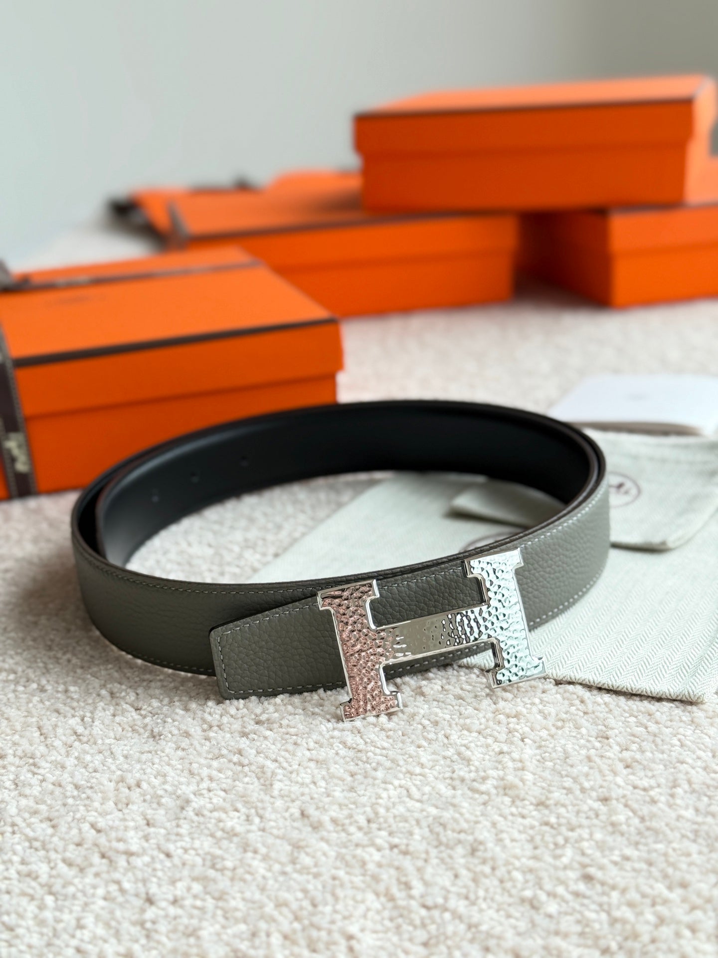 HELENE H GUILLOCHÉ LEDERGÜRTEL — GRAUGRÜN (SILBERNE BESCHLÄGE, 32 MM)