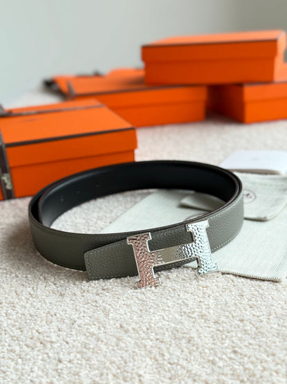 HELENE H GUILLOCHÉ LEDERGÜRTEL — GRAUGRÜN (SILBERNE BESCHLÄGE, 32 MM)