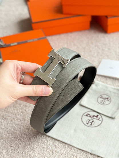 HELENE H GUILLOCHÉ LEDERGÜRTEL — GRAUGRÜN (SILBERNE BESCHLÄGE, 32 MM)