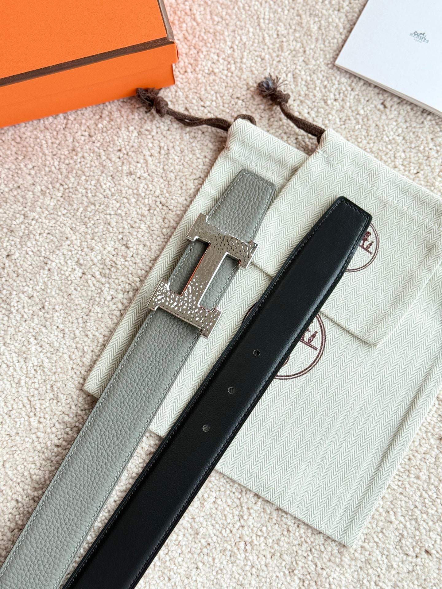 HELENE H GUILLOCHÉ LEDERGÜRTEL — GRAUGRÜN (SILBERNE BESCHLÄGE, 32 MM)