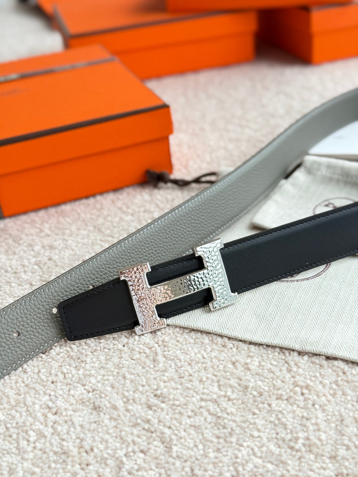 HELENE H GUILLOCHÉ LEDERGÜRTEL — GRAUGRÜN (SILBERNE BESCHLÄGE, 32 MM)