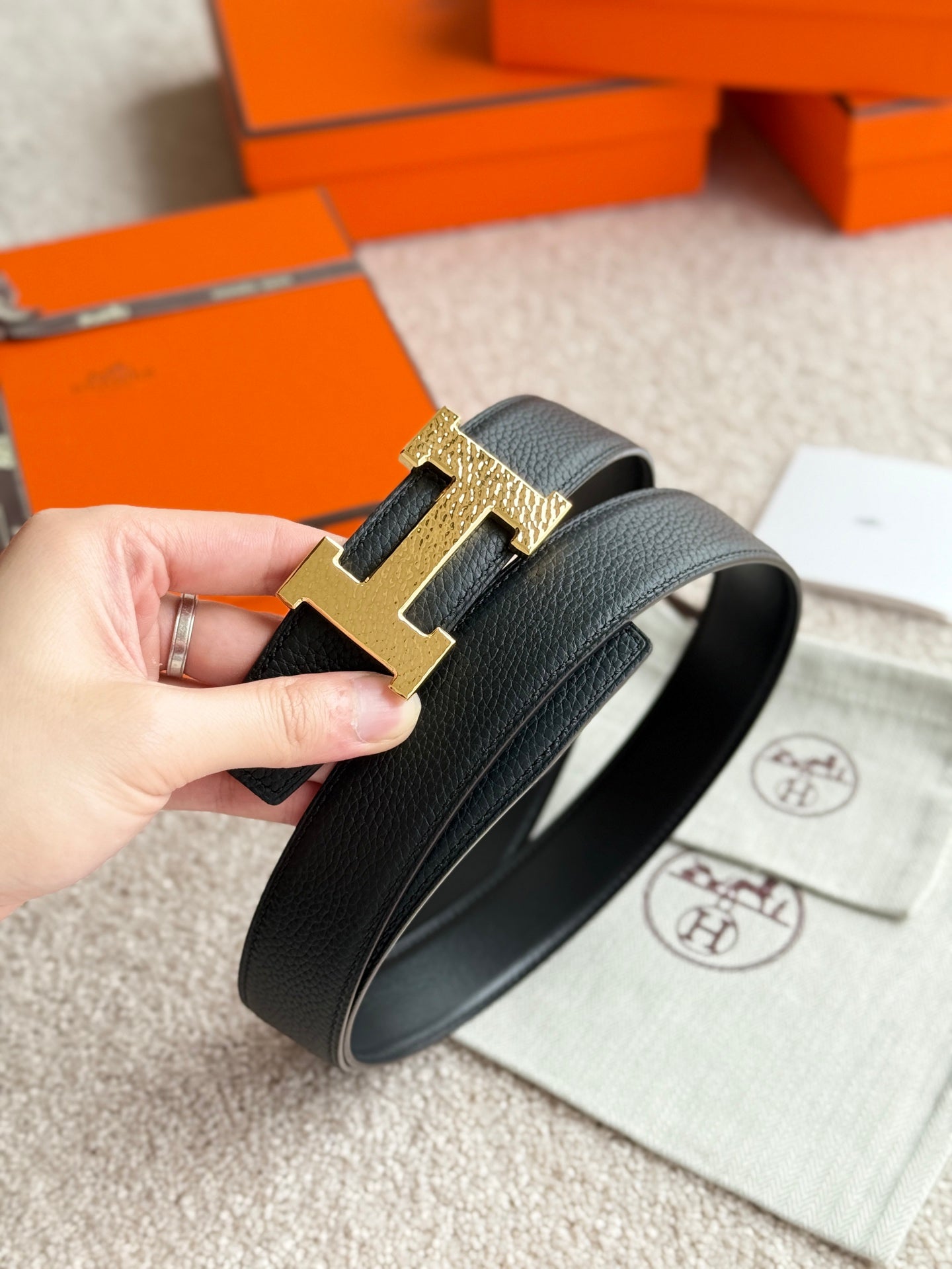 HELENE H GUILLOCHÉ LEDERGÜRTEL — SCHWARZ (GOLD BESCHLÄGE, 32 MM)