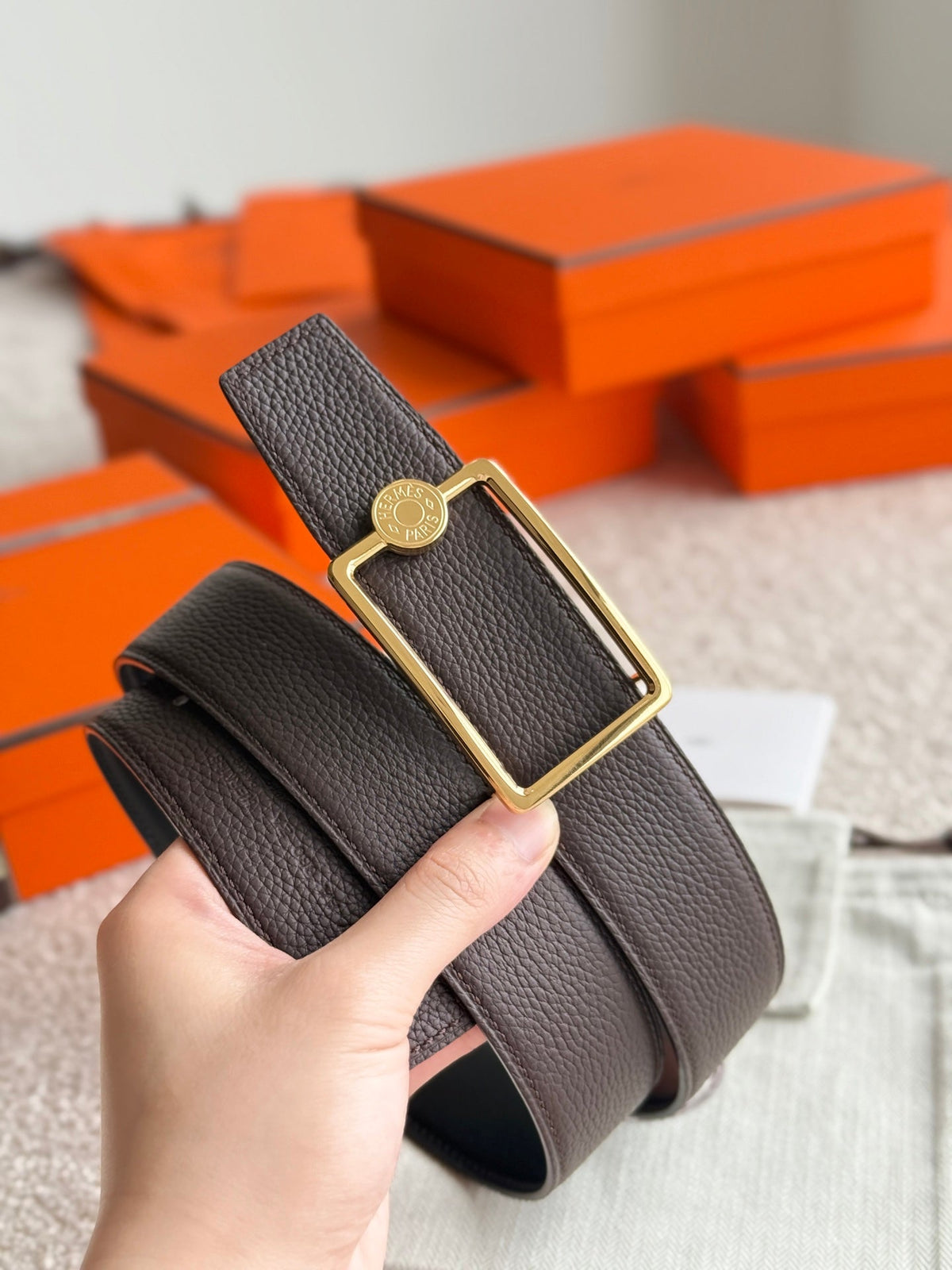 HELENE OSCAR WENDBARER LEDERGÜRTEL — SCHWARZ & SCHOKOLADE (GOLD-BESCHLÄGE, 38 MM)