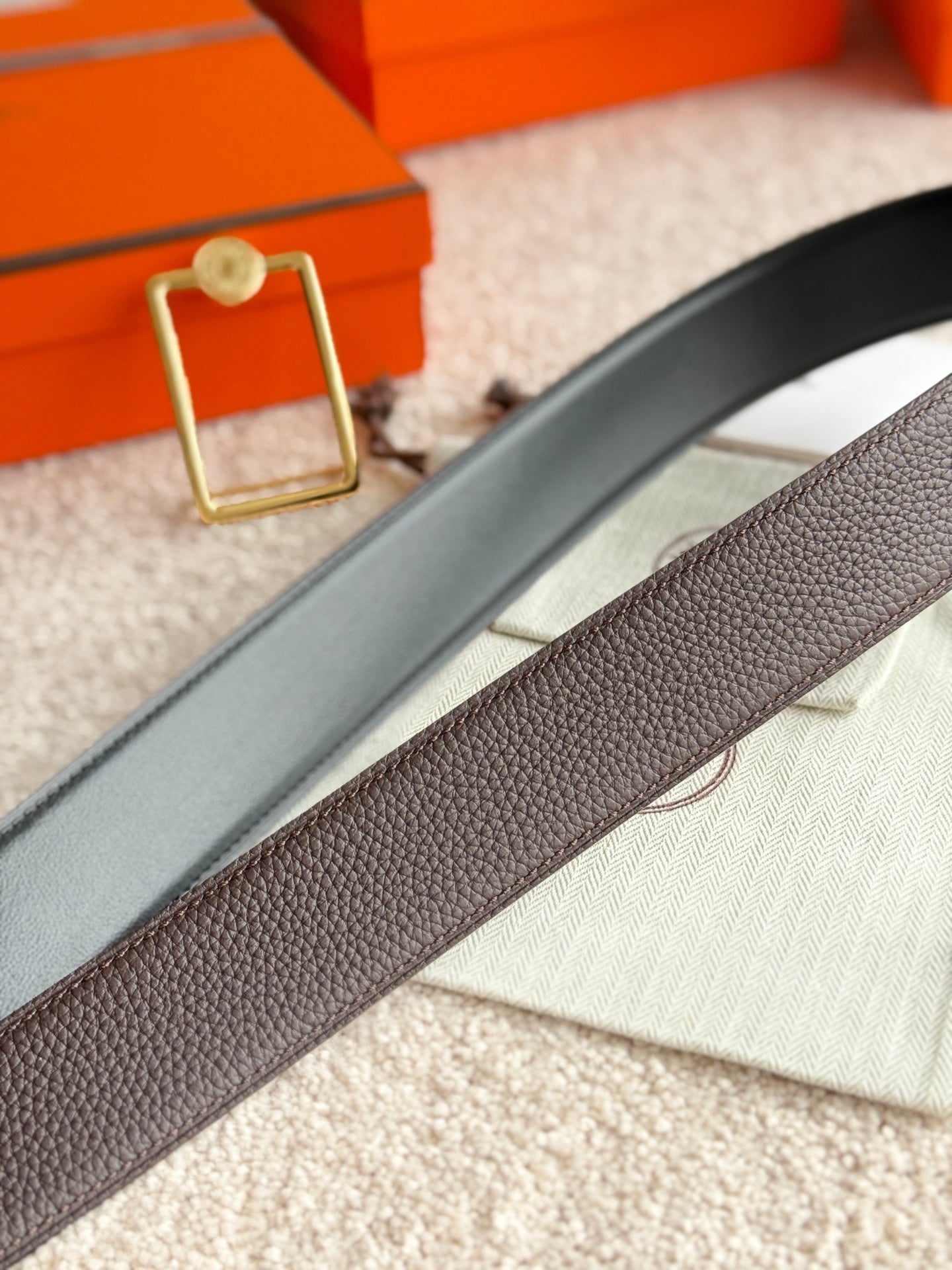 HELENE OSCAR WENDBARER LEDERGÜRTEL — SCHWARZ &amp; SCHOKOLADE (GOLD-BESCHLÄGE, 38 MM)