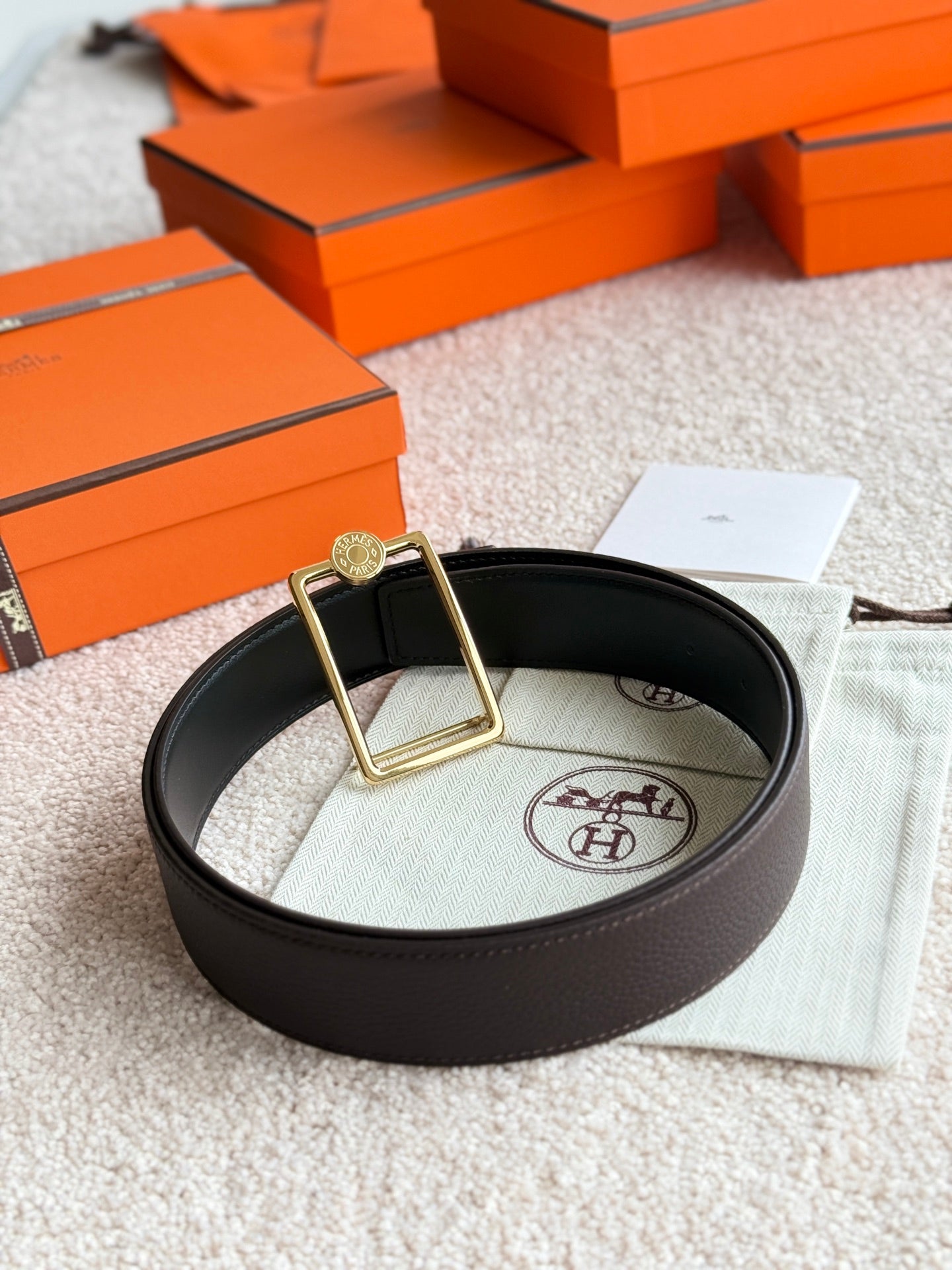 HELENE OSCAR WENDBARER LEDERGÜRTEL — SCHWARZ &amp; SCHOKOLADE (GOLD-BESCHLÄGE, 38 MM)