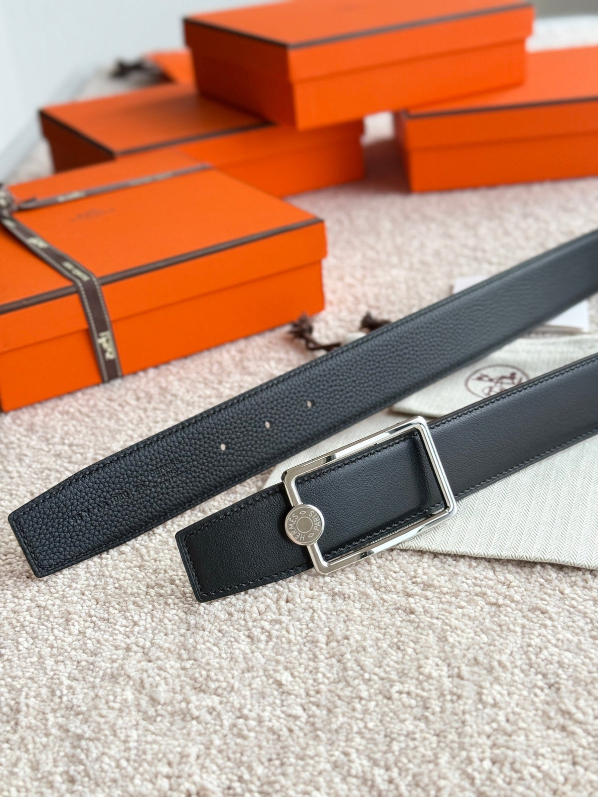 HELENE OSCAR LEDERGÜRTEL — SCHWARZ (SILBERNE BESCHLÄGE, 38 MM)