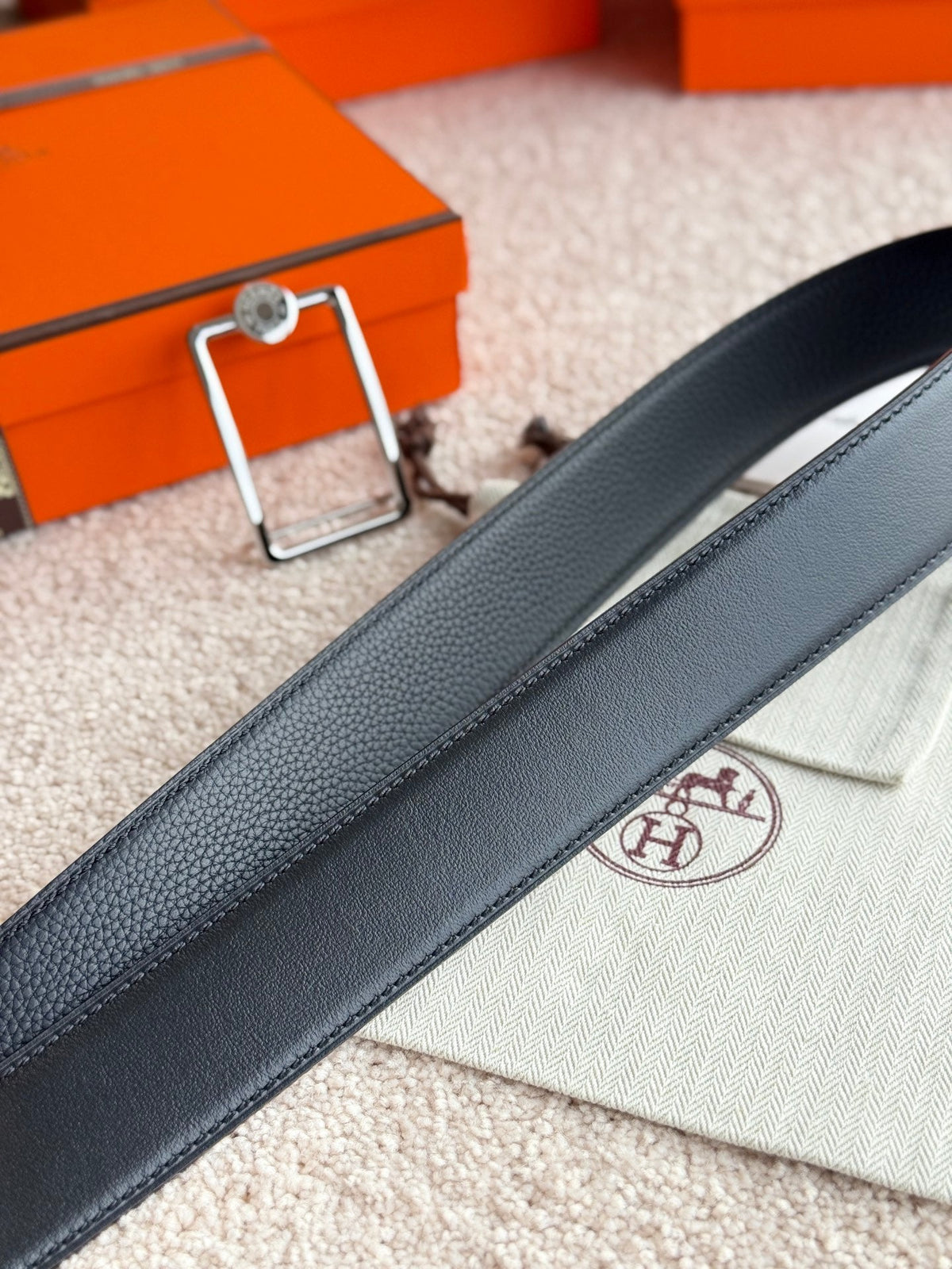 HELENE OSCAR LEDERGÜRTEL — SCHWARZ (SILBERNE BESCHLÄGE, 38 MM)