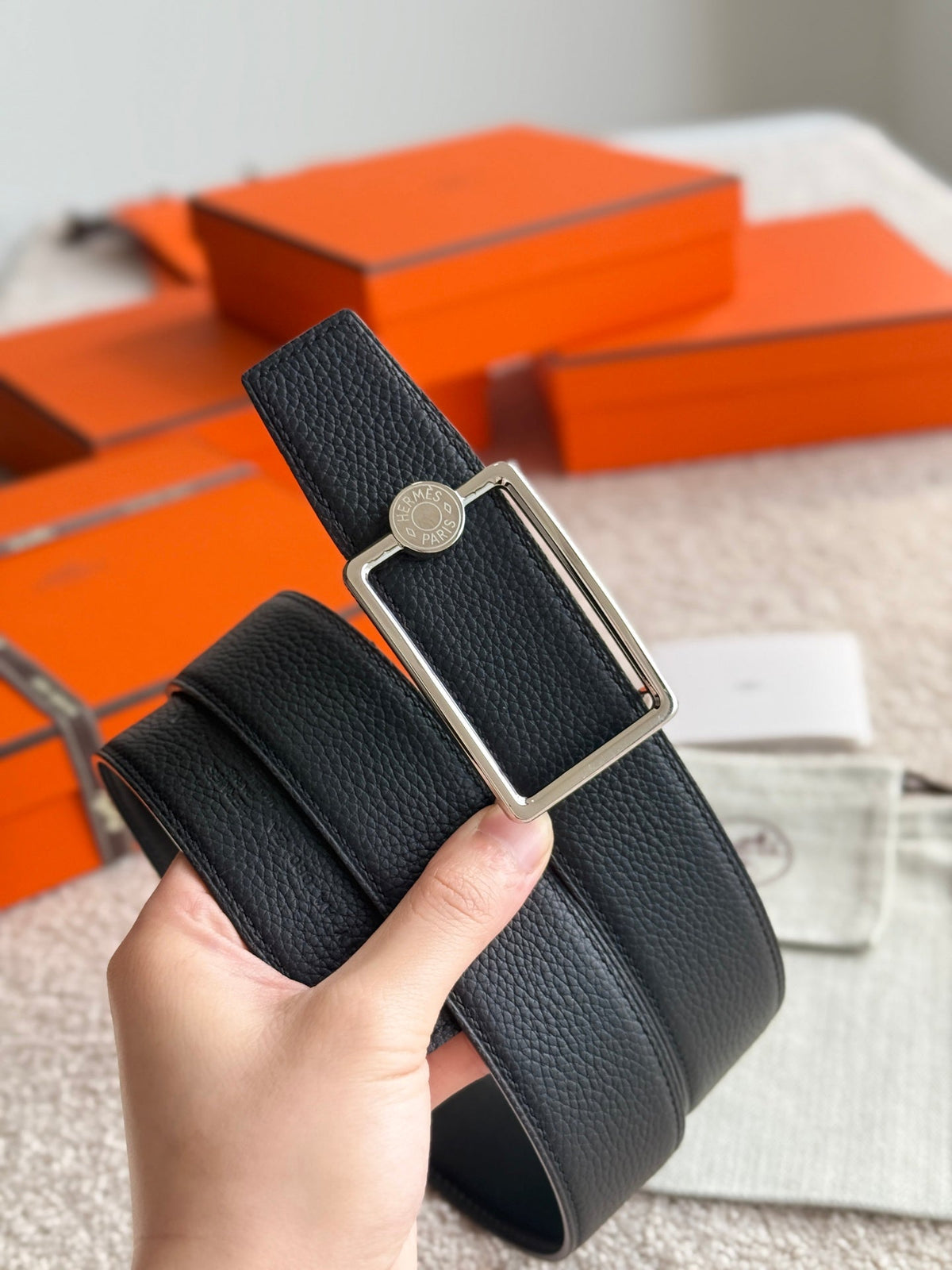 HELENE OSCAR LEDERGÜRTEL — SCHWARZ (SILBERNE BESCHLÄGE, 38 MM)