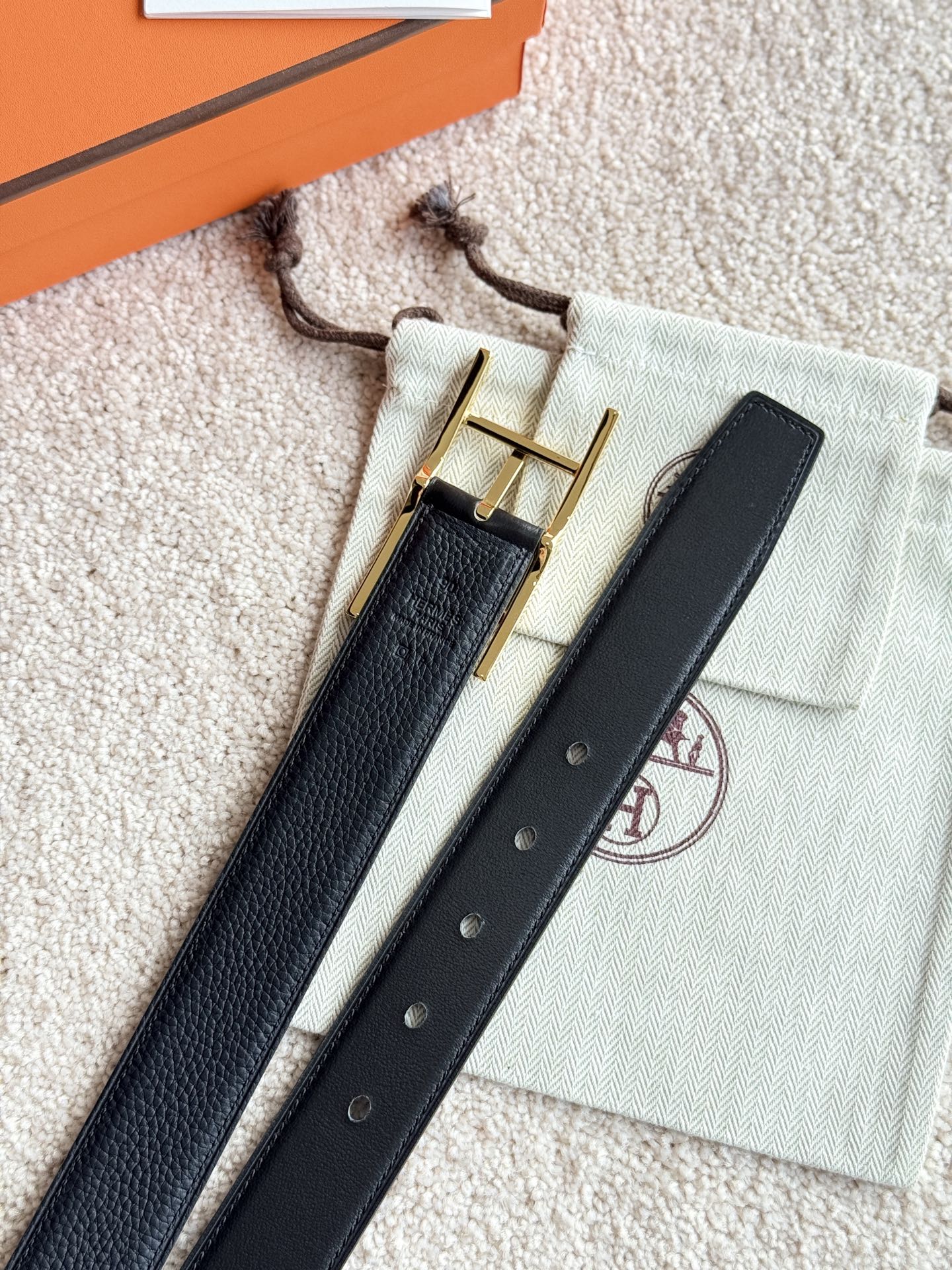 HELENE QUENTIN LEDERGÜRTEL — SCHWARZ (GOLD-BESCHLÄGE, 32 MM)