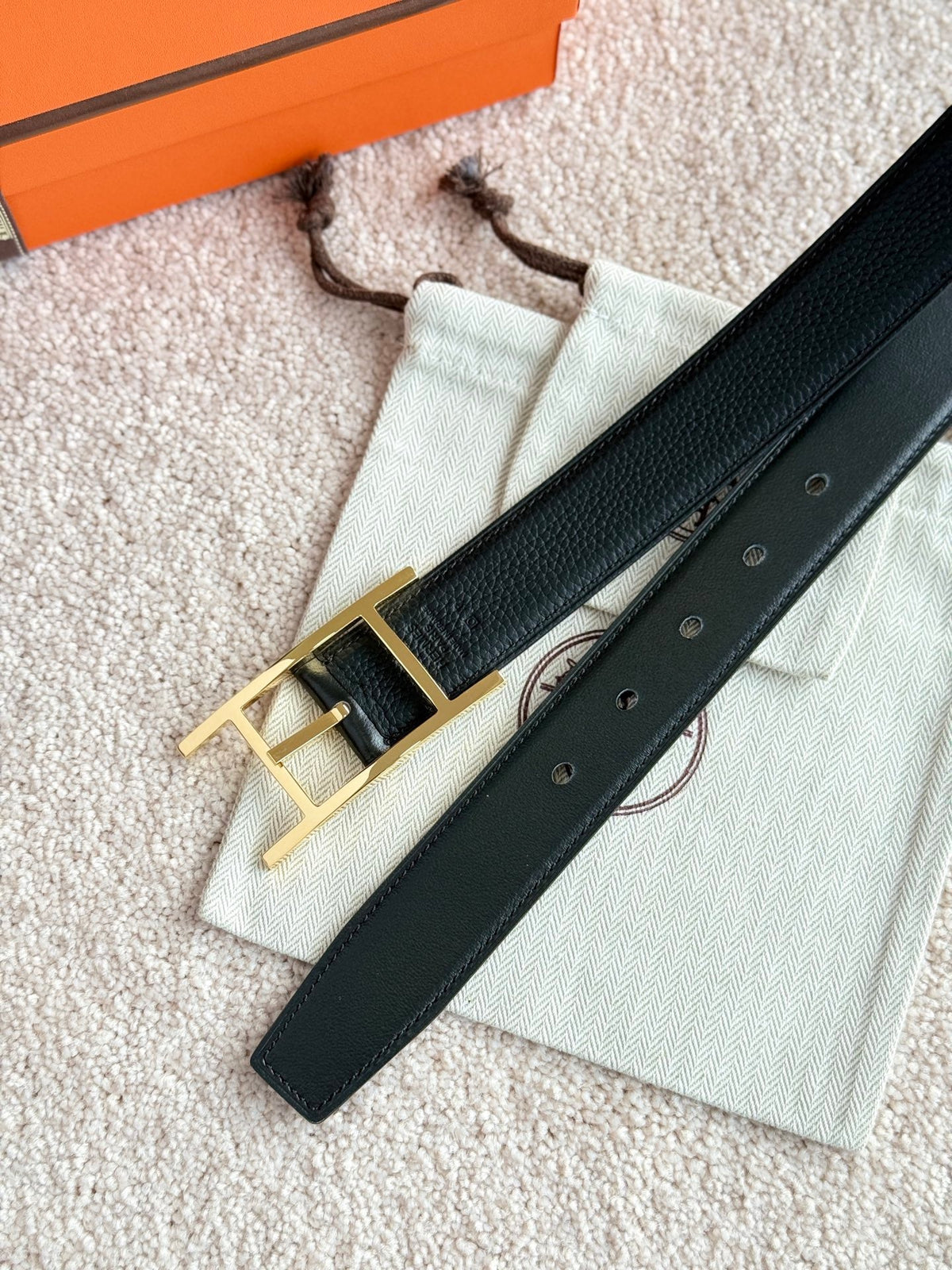 HELENE QUENTIN LEDERGÜRTEL — SCHWARZ (GOLD-BESCHLÄGE, 32 MM)