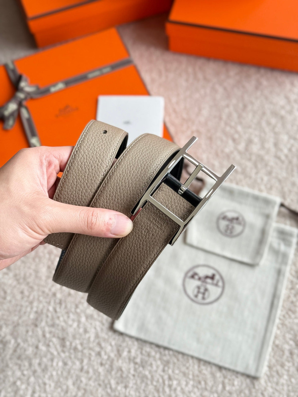 HELENE QUENTIN WENDBARER LEDERGÜRTEL — SCHWARZ & BEIGE (SILBERNE BESCHLÄGE, 32 MM)