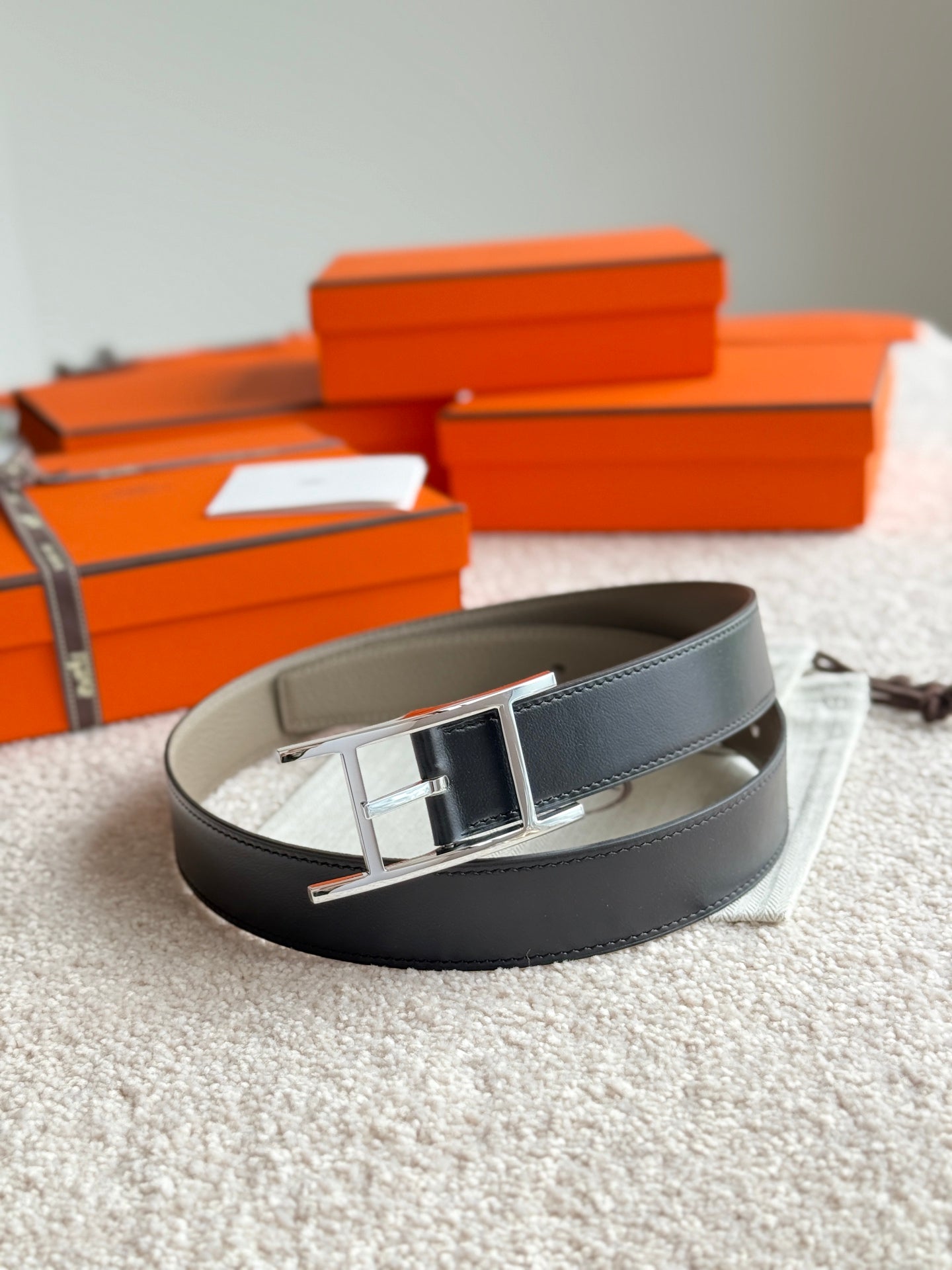 HELENE QUENTIN WENDBARER LEDERGÜRTEL — SCHWARZ &amp; BEIGE (SILBERNE BESCHLÄGE, 32 MM)