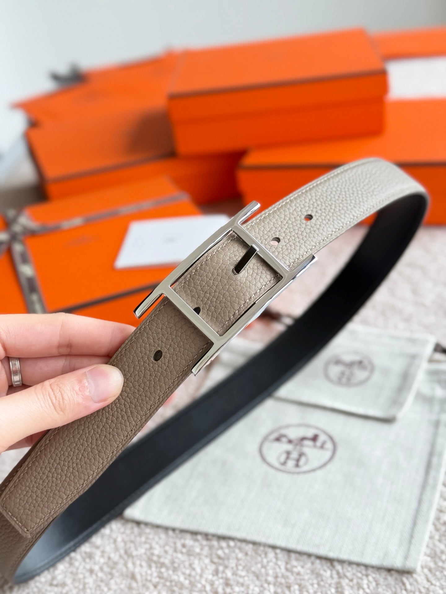 HELENE QUENTIN WENDBARER LEDERGÜRTEL — SCHWARZ &amp; BEIGE (SILBERNE BESCHLÄGE, 32 MM)