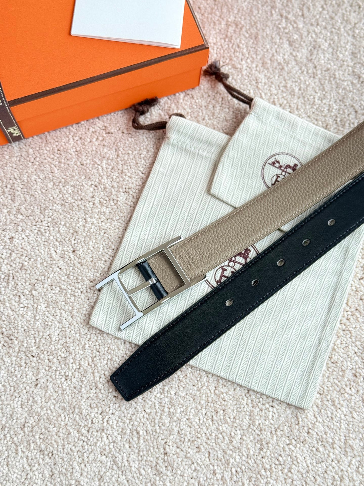 HELENE QUENTIN WENDBARER LEDERGÜRTEL — SCHWARZ & BEIGE (SILBERNE BESCHLÄGE, 32 MM)