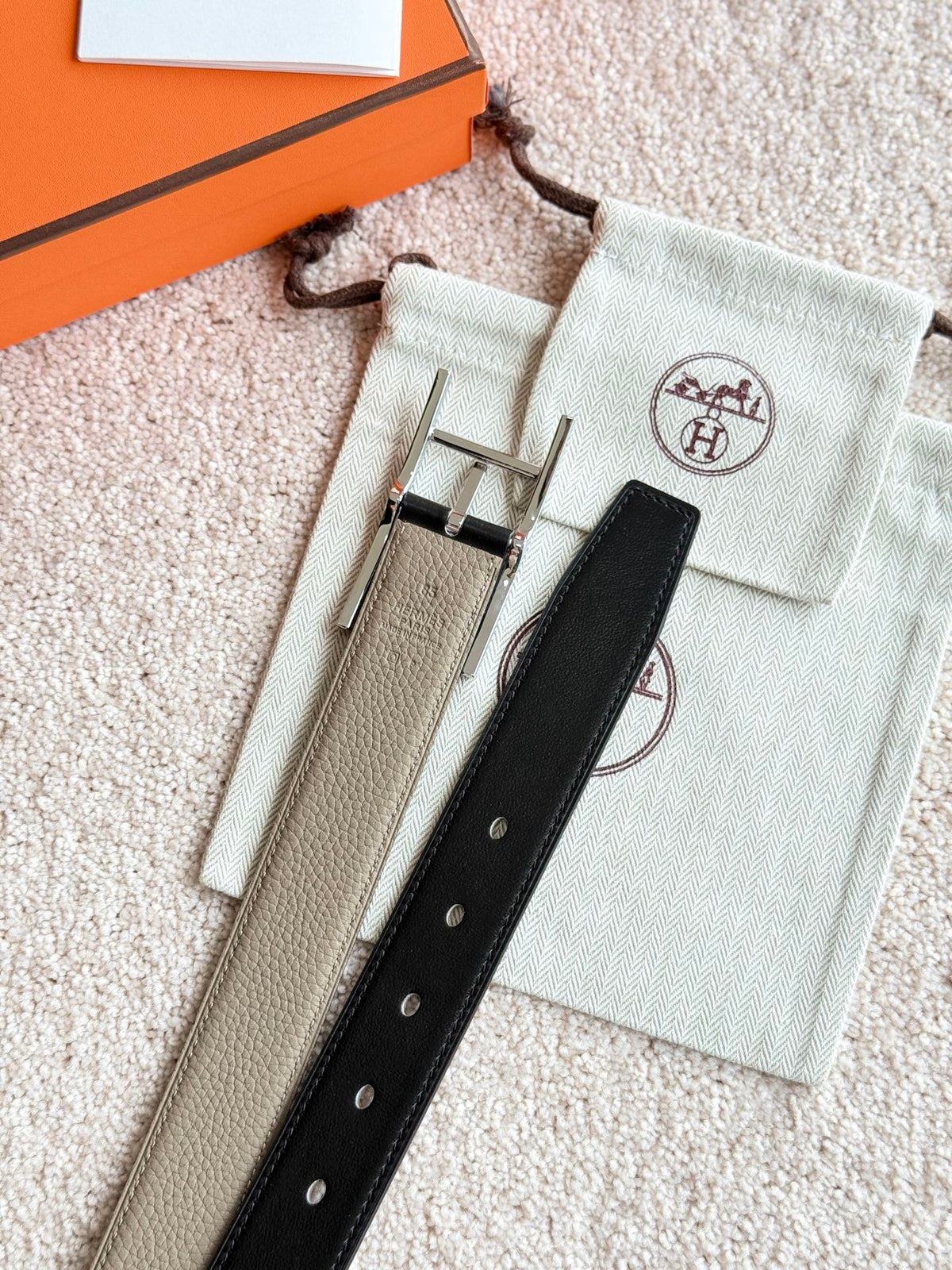 HELENE QUENTIN WENDBARER LEDERGÜRTEL — SCHWARZ & BEIGE (SILBERNE BESCHLÄGE, 32 MM)