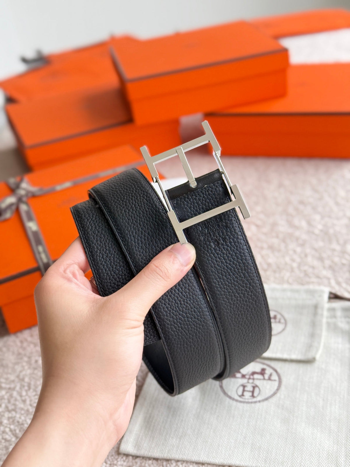 HELENE HADRIEN WENDBARER LEDERGÜRTEL — SCHWARZ (SILBERNE BESCHLÄGE, 38 MM)