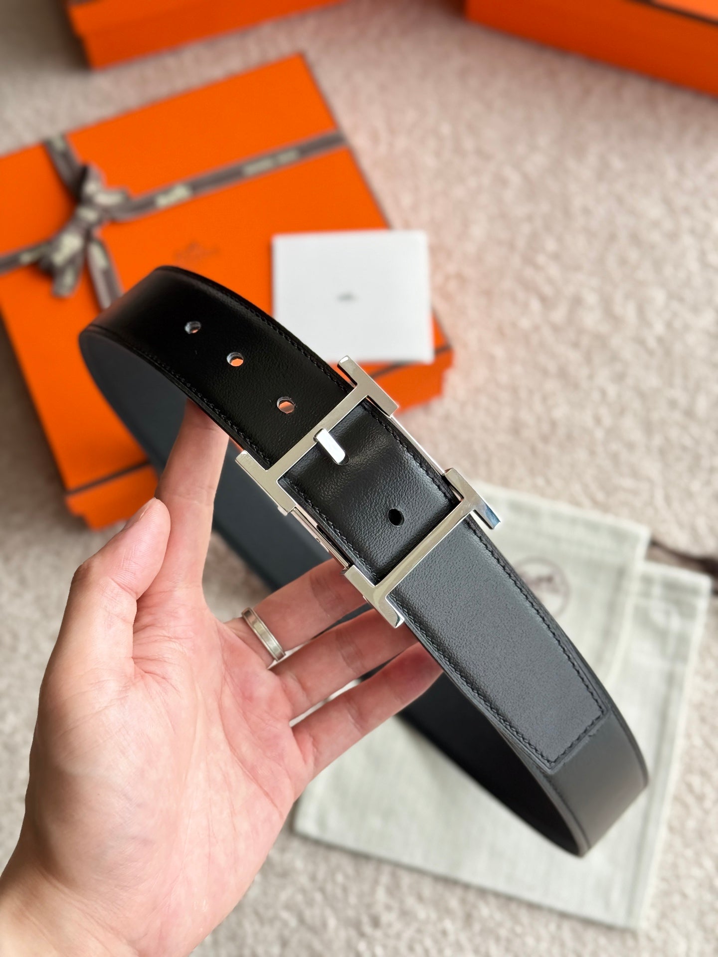 HELENE HADRIEN WENDBARER LEDERGÜRTEL — SCHWARZ (SILBERNE BESCHLÄGE, 38 MM)