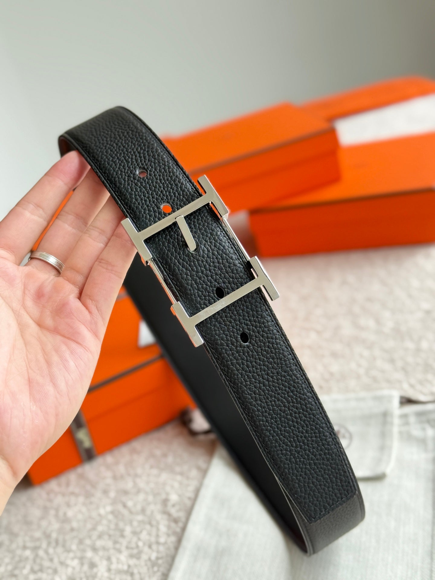 HELENE HADRIEN WENDBARER LEDERGÜRTEL — SCHWARZ (SILBERNE BESCHLÄGE, 38 MM)