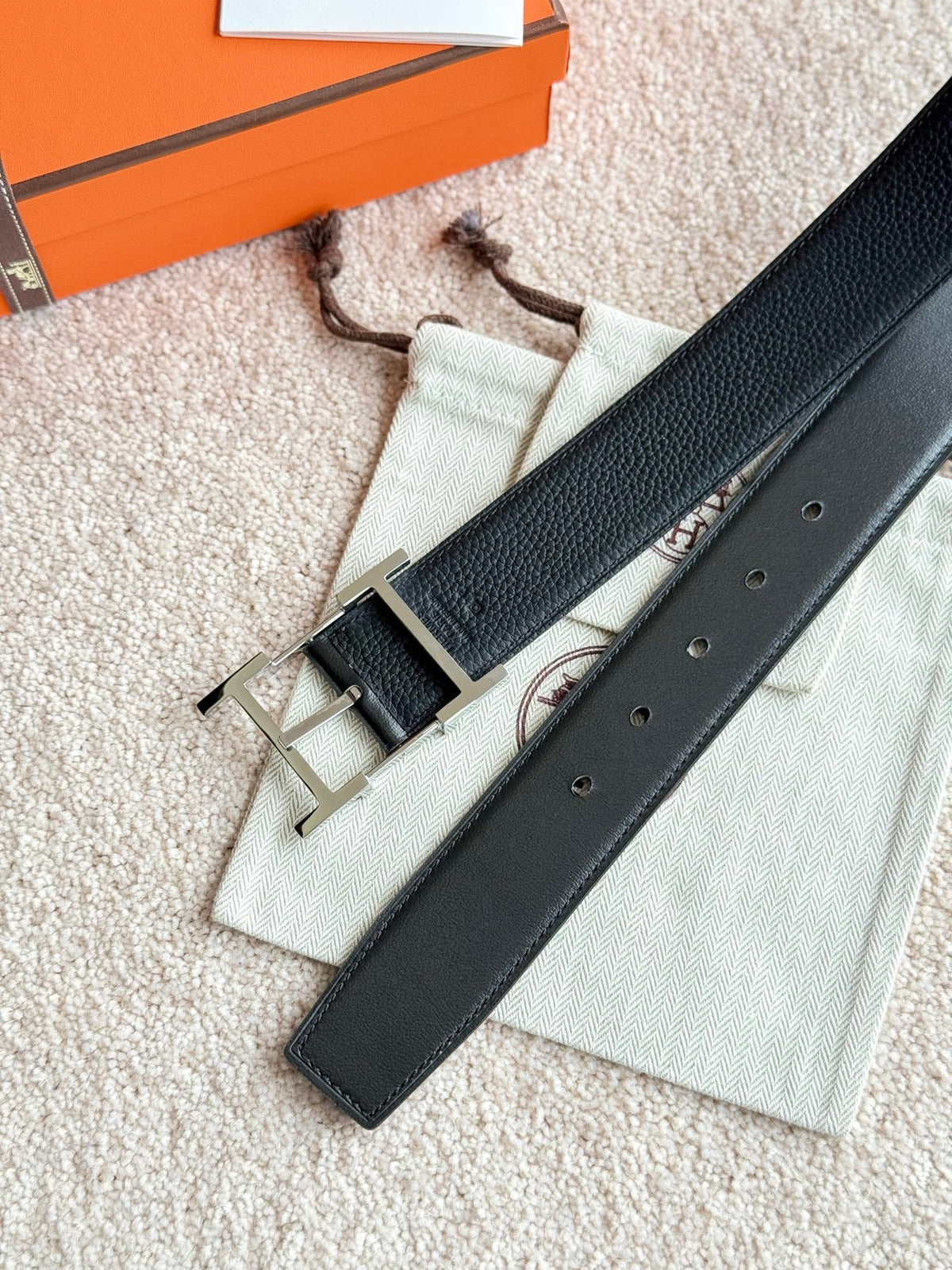 HELENE HADRIEN WENDBARER LEDERGÜRTEL — SCHWARZ (SILBERNE BESCHLÄGE, 38 MM)