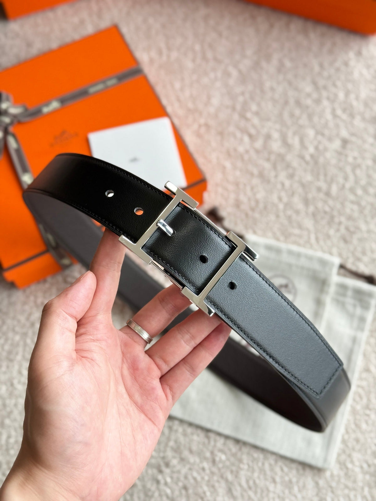 HELENE HADRIEN WENDBARER LEDERGÜRTEL — SCHWARZ & SCHOKOLADE (SILBERNE BESCHLÄGE, 38 MM)