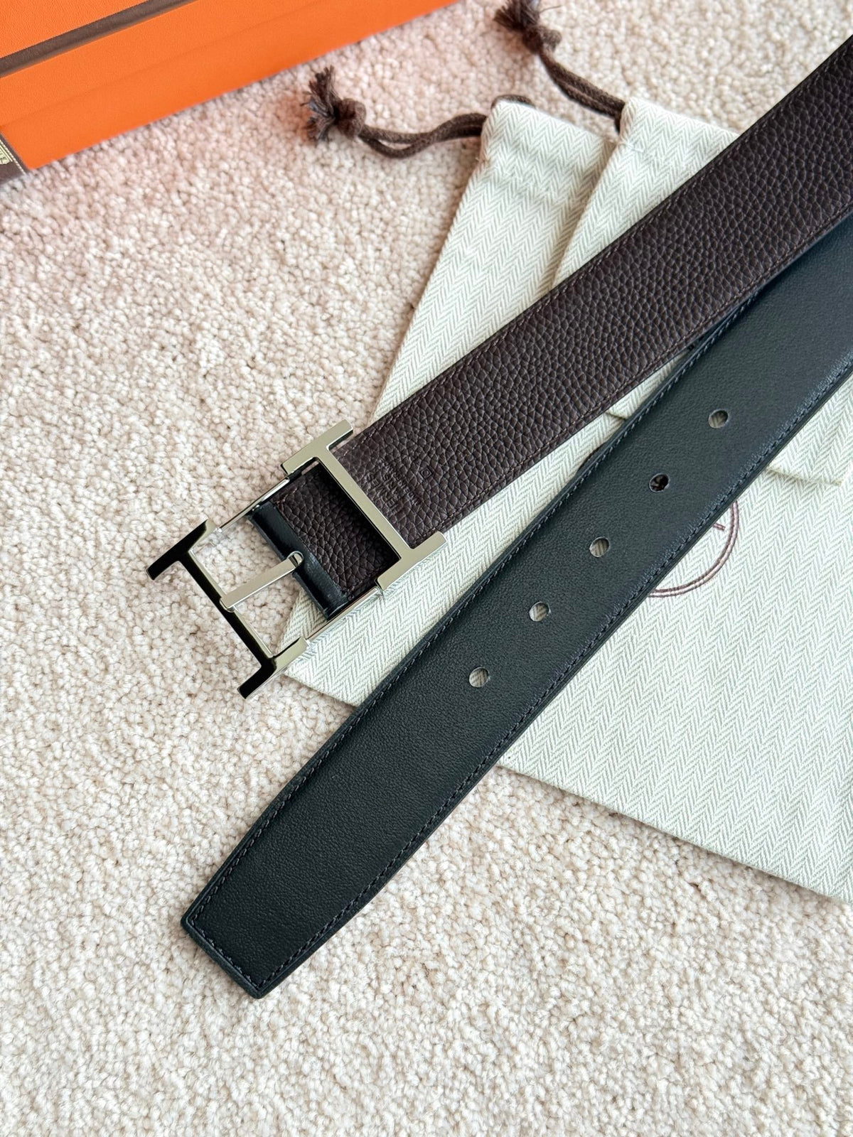 HELENE HADRIEN WENDBARER LEDERGÜRTEL — SCHWARZ & SCHOKOLADE (SILBERNE BESCHLÄGE, 38 MM)