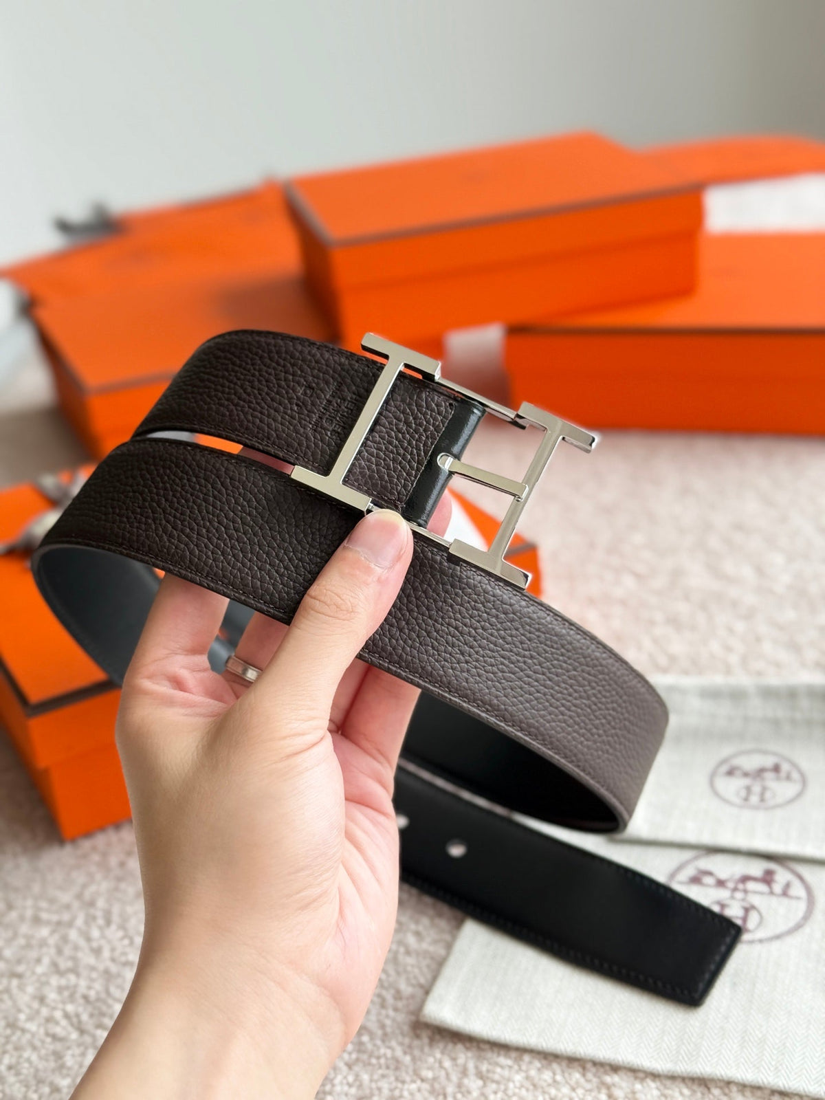 HELENE HADRIEN WENDBARER LEDERGÜRTEL — SCHWARZ & SCHOKOLADE (SILBERNE BESCHLÄGE, 38 MM)