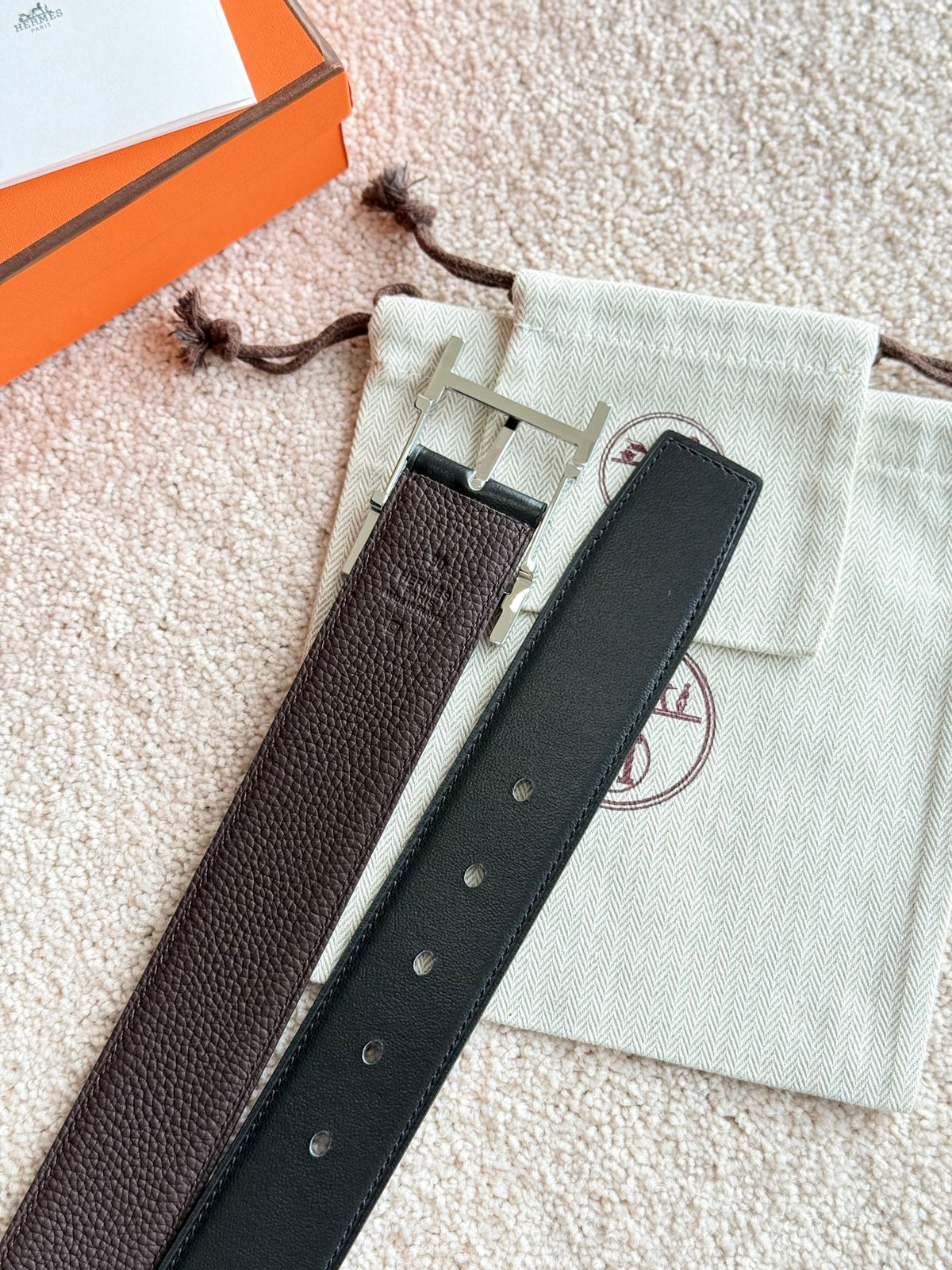 HELENE HADRIEN WENDBARER LEDERGÜRTEL — SCHWARZ & SCHOKOLADE (SILBERNE BESCHLÄGE, 38 MM)