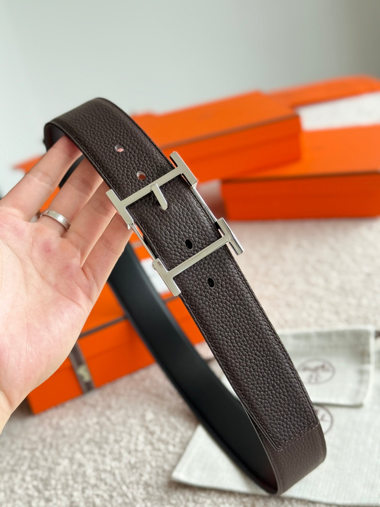 HELENE HADRIEN WENDBARER LEDERGÜRTEL — SCHWARZ &amp; SCHOKOLADE (SILBERNE BESCHLÄGE, 38 MM)