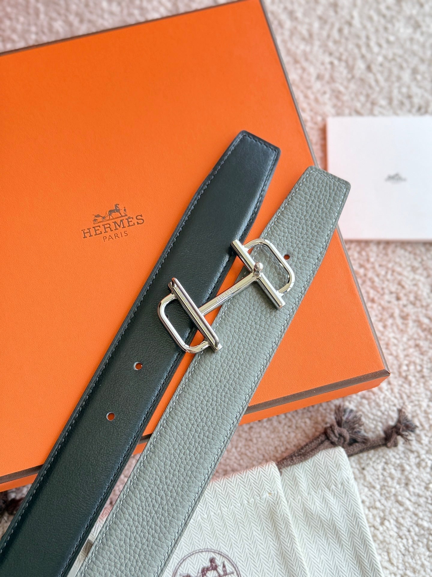 HELENE ROYAL LEDERGÜRTEL — GRAU &amp; BRAUN (SILBERNE BESCHLÄGE, 32 MM)